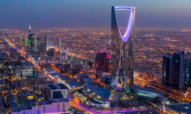 Los ingresos petroleros saudítas caen 45%