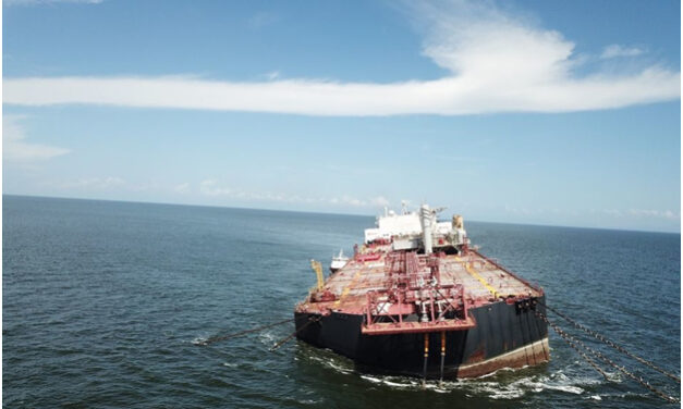 Petrolero venezolano amenaza con derramar crudo