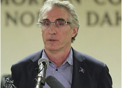 Doug Burgum: La política petrolera de Biden ya ha costado más de $ 100 MM