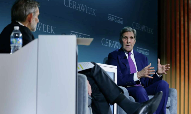 John Kerry, insta a la movilización climática