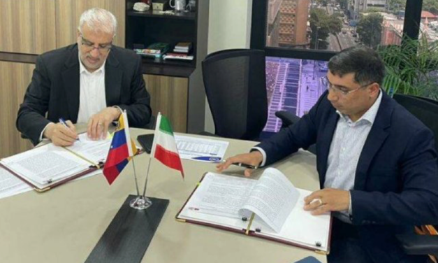 Irán y Venezuela firman memorandos de entendimiento
